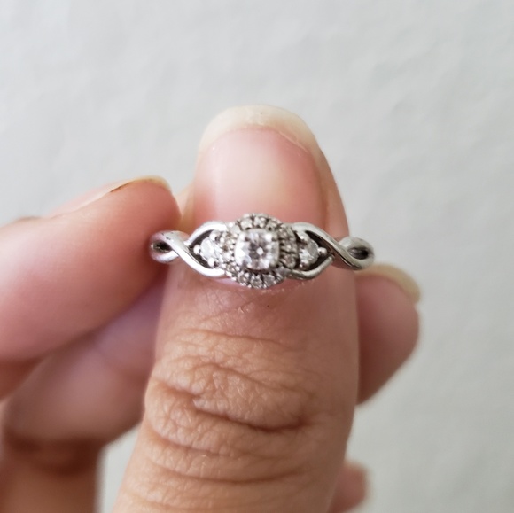 * SOLD * Simple diamond ring - Picture 2 of 5